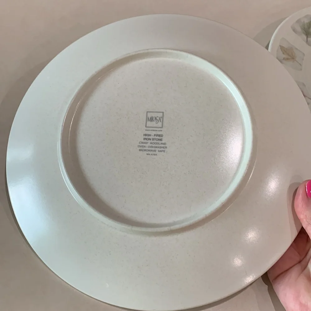 Mikasa Woodland High Fired Leaf Pattern Dinner Plates. Set of 2.